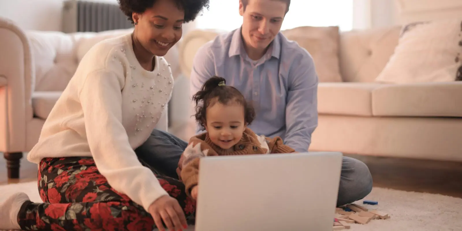 Mama en papa met kind en laptop