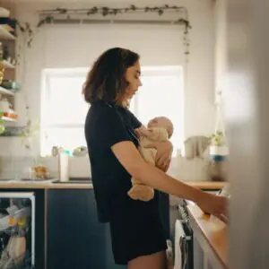 Gestresste moeder houdt baby vast