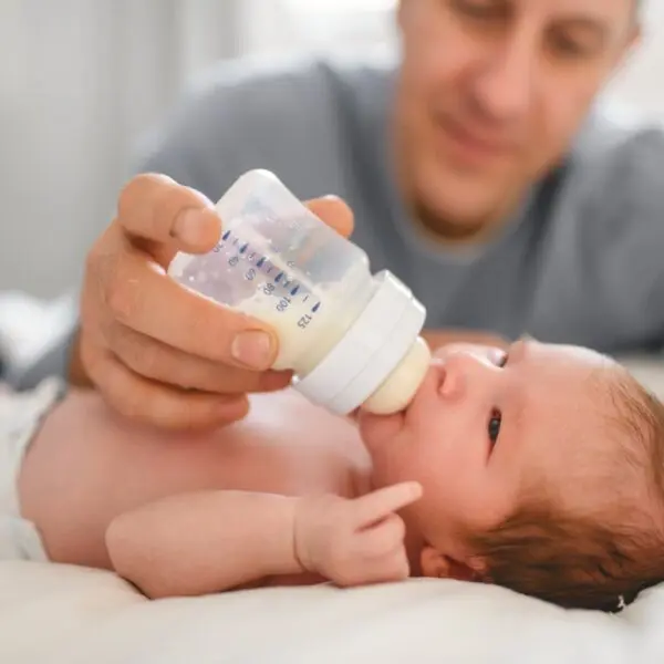 Vader geeft baby fles