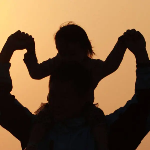 Silhouette moeder en kind bij zonsondergang