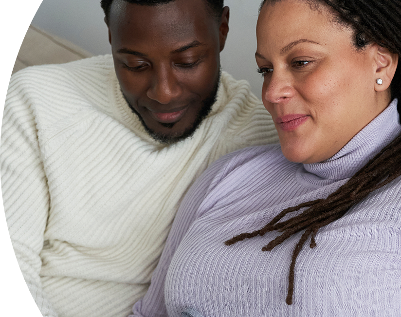 Gezin met man en vrouw in verwachting