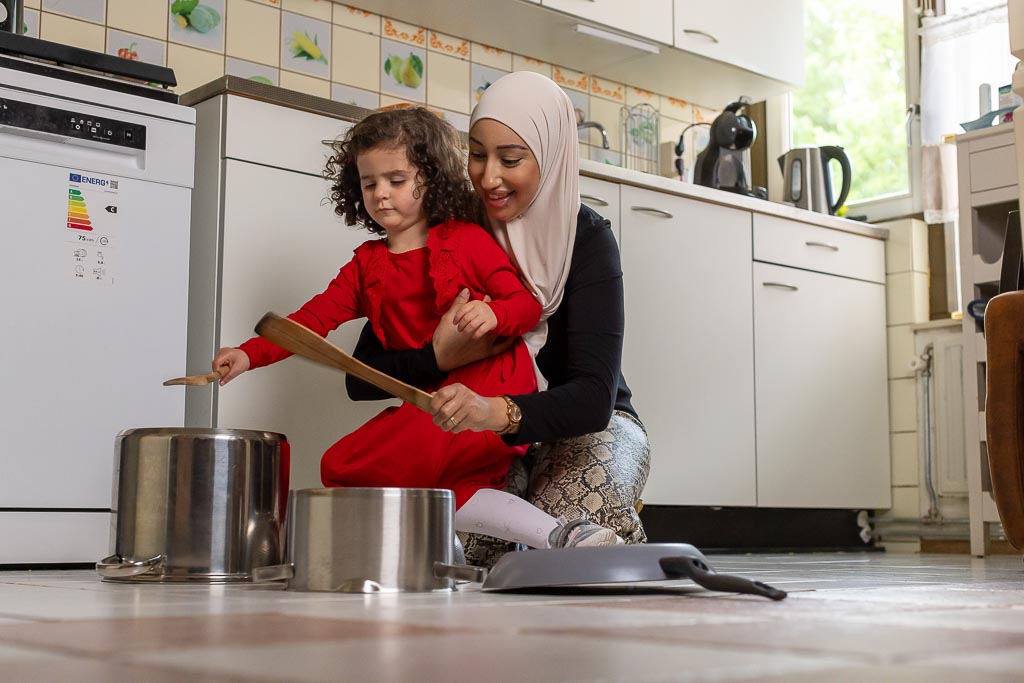 Moeder met kind in keuken