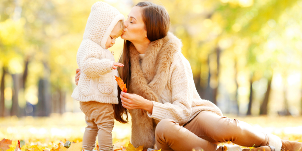 Moeder met kind in de herfst